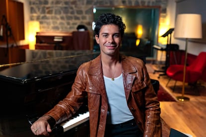 Alfred García, cantante y compositor, es uno de los nuevos participantes de 'Duetos increíbles'. 