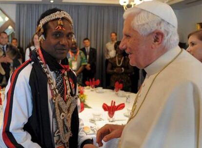 Benedicto XVI saluda a un representante aborigen en un almuerzo en la catedral de Santa María de Sidney