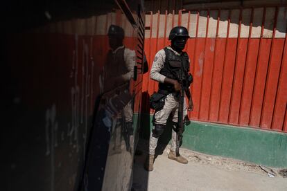 Un oficial de la policía nacional haitiana hace guardia durante una de las protestas de este 17 de octubre.