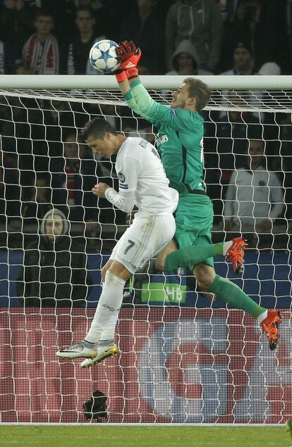 El potero del PSG,Kevin Trapp, salva un gol junto a Cristiano Ronaldo.