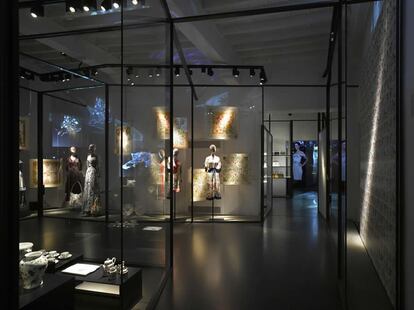 El Museo Gucci tiene tres plantas y un total de 1.715 metros cuadrados, y está dividido en distintas salas temáticas inspiradas en los símbolos y motivos representativos de la casa. Las exposiciones públicas están en la planta baja y sucesivas, mientras que el sótano privado alberga la cámara en la que se encuentra el archivo Gucci: una enorme colección de complementos, objetos, documentos y fotografías, meticulosamente reunida, catalogada y conservada con el fin de documentar el universo creativo y la influencia cultural del patrimonio de la casa.