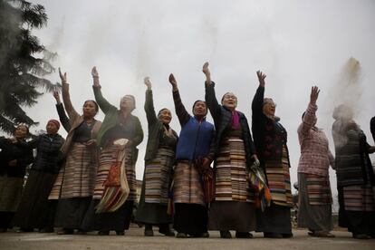 Algunas mujeres tibetanas lanzan harina de cebada al aire durante el 58 aniversario de la insurrección fallida en la capital tibetana Lhasa en 1959, en la ciudad de Katmandú (Nepal).