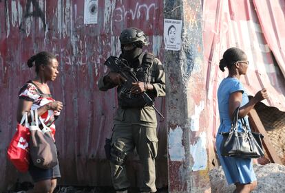 Un miembro de las Fuerzas Armadas de Haití hace guardia en una de las calles de Puerto Príncipe, en Haití.