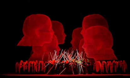 Un momento de la batalla del cuarto acto de ‘Macbeth’, en el estreno de la producción de Jaume Plensa, el pasado jueves en el Gran Teatro del Liceo.