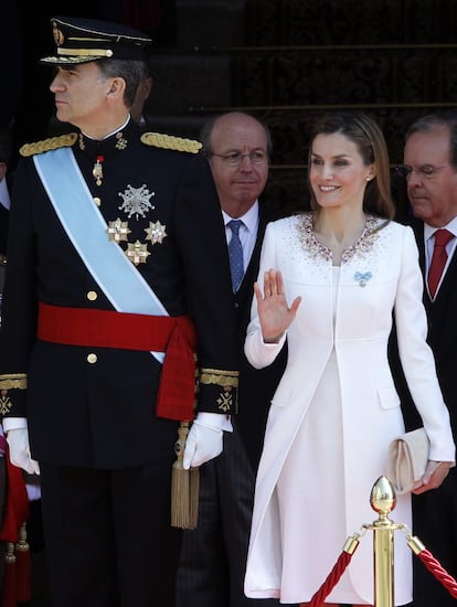 Felipe Varela siempre ha estado presente en los momentos importantes de su vida, como cuando se produjo el relevo en la Corona, en junio de 2014. Para el acto, doña Letizia llevó un abrigo y vestido en crepé blanco roto con bordado degradé en cristales rubí, ámbar y rosa talco, con micro perlas en crema.