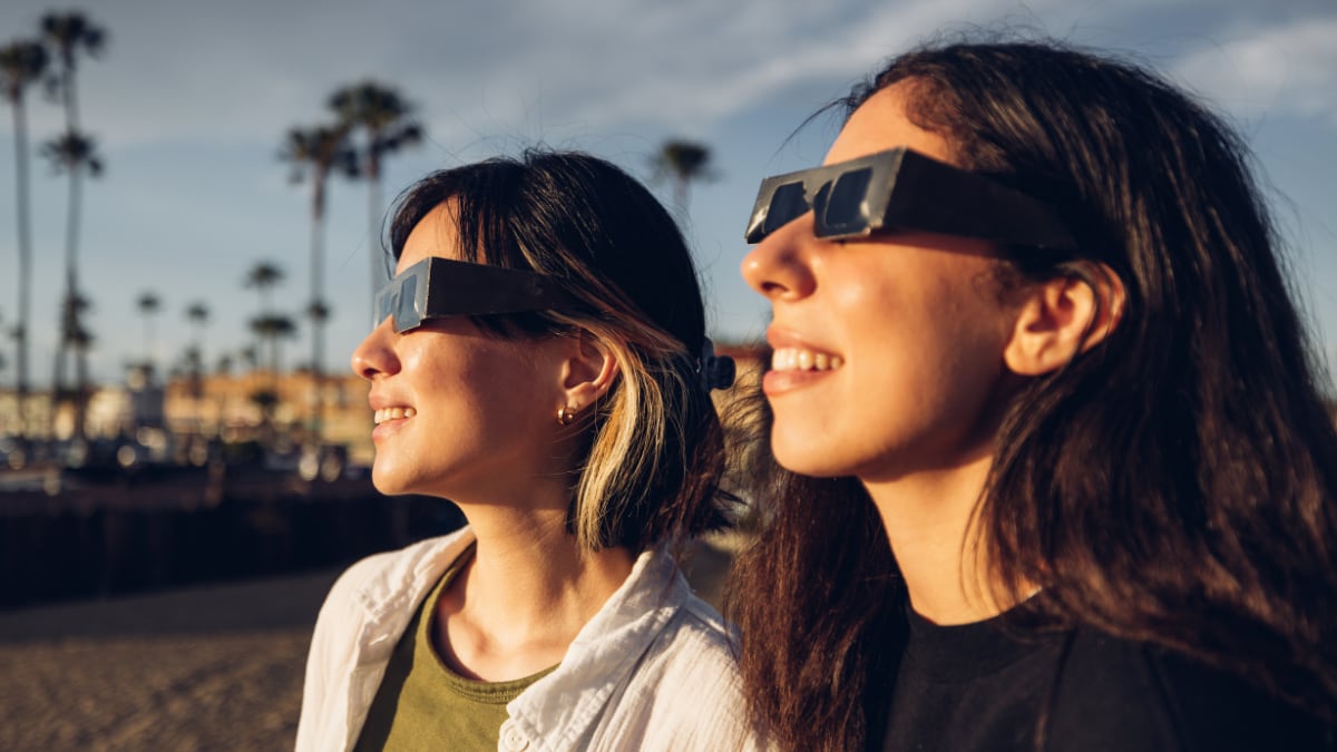 Preparados para el eclipse del 12 de agosto: las gafas de plástico homologadas (ISO 12312-2) que triunfan en Amazon