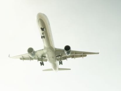 Un avi&oacute;n despega del aeropuerto de Lanzarote. 