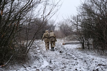Dos soldados ucranios, el pasado jueves en el frente de Bajmut.