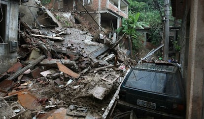 Detalle de un deslizamiento de tierra sobre una casa en la favela de Mangueira en Río de Janeiro.