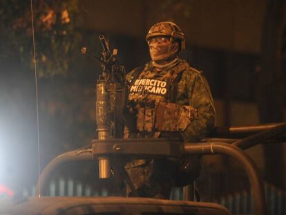 Un militar durante el operativo esta madrugada.