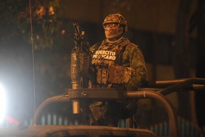 Un militar durante el operativo esta madrugada.