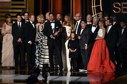 El equipo de Modern Family recibe el Emmy a la Mejor Comedia.