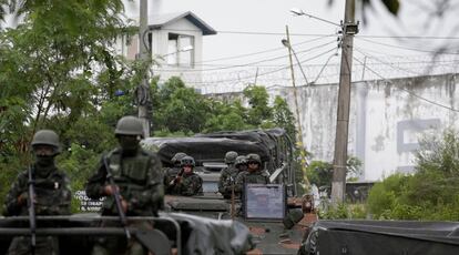 Soldados em penitenci&aacute;ria do Rio de Janeiro.