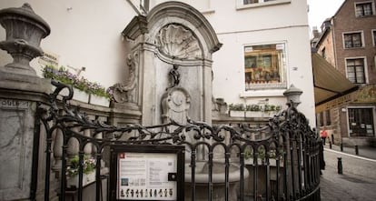 R&eacute;plica del Manneken Pis, en el centro de Bruselas (B&eacute;lgica).