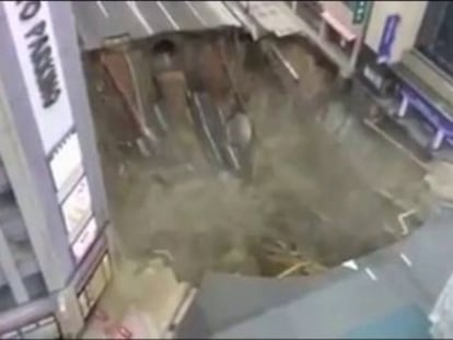 Las autoridades niponas han evacuado un barrio debido a un hundimiento que ha provocado un hoyo de 15 metros