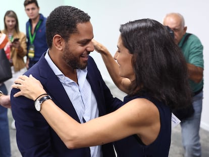 Ignacio Garriga y la portavoz del partido en la Asamblea de Madrid, Rocío Monasterio, se saludan tras la rueda de prensa que ofreció el viernes el nuevo secretario general de Vox.