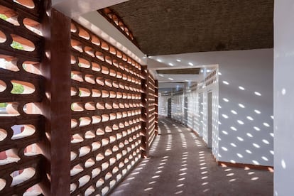 El arquitecto Manuel Herz ha buscado las formas de crear un microclima dentro del edificio a través de los elementos de construcción, como este muro de ladrillo perforado que mantiene el sol y la lluvia fuera, pero permite la entrada del aire y dé la luz a través de las aberturas.