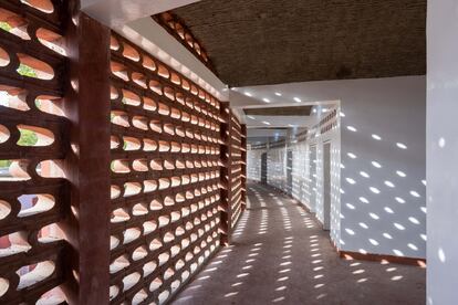 El arquitecto Manuel Herz ha buscado las formas de crear un microclima dentro del edificio a través de los elementos de construcción, como este muro de ladrillo perforado que mantiene el sol y la lluvia fuera, pero permite la entrada del aire y dé la luz a través de las aberturas.