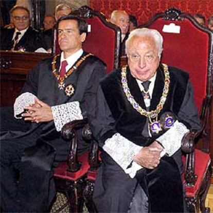 El ministro de Justicia, Juan Fernando López Aguilar (izquierda), y el presidente del Tribunal Constitucional, Manuel Jiménez de Parga, en la toma de posesión del nuevo fiscal general del Estado, Cándido Conde-Pumpido.