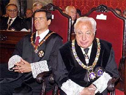 El ministro de Justicia, Juan Fernando López Aguilar (izquierda), y el presidente del Tribunal Constitucional, Manuel Jiménez de Parga, en la toma de posesión del nuevo fiscal general del Estado, Cándido Conde-Pumpido.