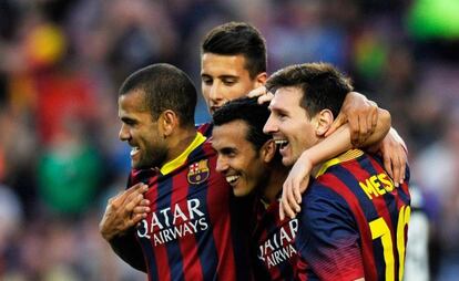 Alves, Tello, Pedro y Messi celebran un gol.