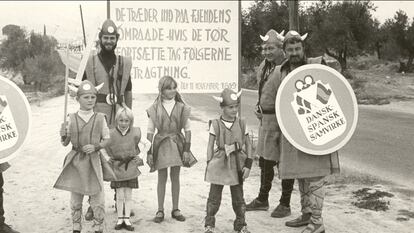 Ciudadanos daneses acuden a Huéscar para la firma de la paz el 11 de noviembre de 1981, en una imagen del documental 'La guerra más larga', de Jorge Rivera.