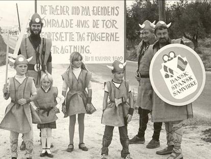 Ciudadanos daneses acuden a Huéscar para la firma de la paz el 11 de noviembre de 1981, en una imagen del documental 'La guerra más larga', de Jorge Rivera.