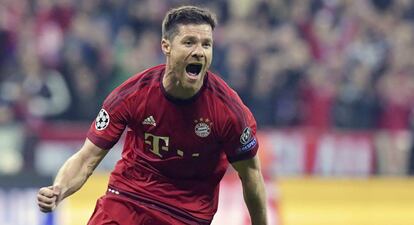 Xabi Alonso comemora um gol pelo Bayern.