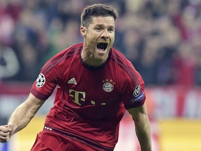 Xabi Alonso comemora um gol pelo Bayern.