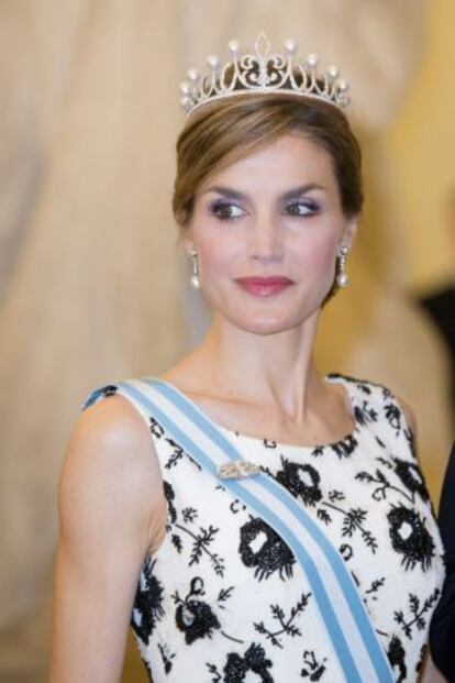 Letizia, con la diadema regalo de su esposo, ayer en Copenhague.