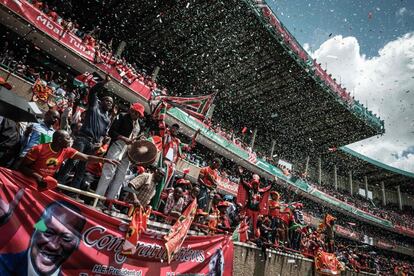 Una multitud de personas celebra la toma de posesión del nuevo presidente de Kenia Uhuru Kenyatta, en el estadio Kasarani de Nairobi (Kenia).