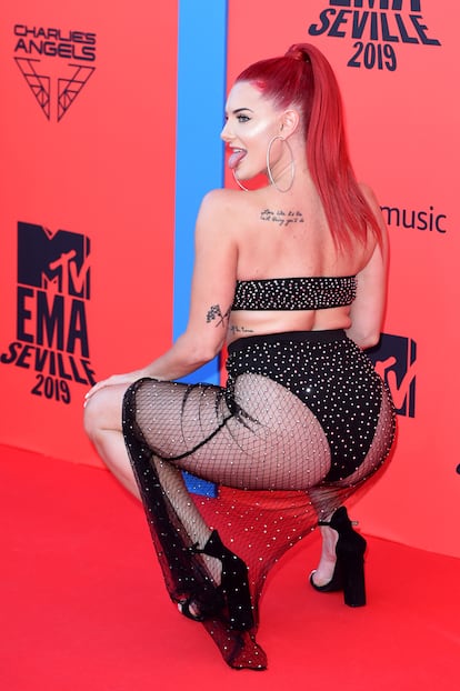 Justina Valentine no dudó en arrancarse con un poco de twerking ya en la alfombra roja.