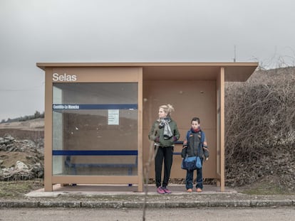 Cada día a las 8.30, Juan, de 11 años, va acompañado de su madre a la parada del autobús que le llevará al colegio en Molina de Aragón, el pueblo más poblado de la comarca del Alto Tajo con 3.572 habitantes. Juan es el único niño de Selas, donde solo viven 11 personas, aunque hay censadas 64. Él no ha conocido la escuela de su pueblo, ya que cerró en 1974 fruto del éxodo rural. Juan se lamenta de las dificultades que tiene para ver vídeos de YouTube, no hay niños con quien jugar y la cobertura y el 3G llegan con dificultad.