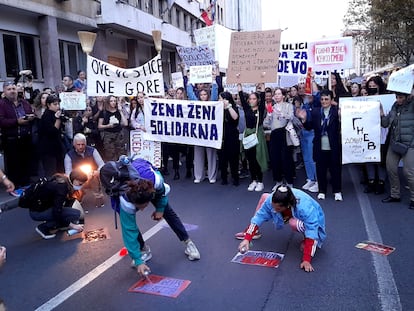 Un grupo de feministas serbias se manifiestan en Belgrado el 7 de octubre.