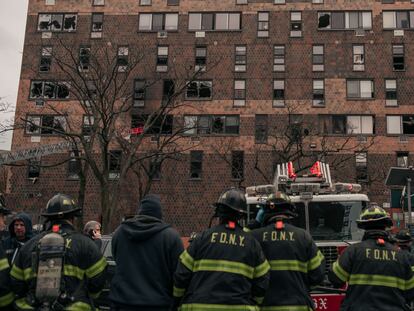 Los bomberos , frente al edificio afectado.