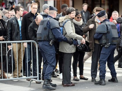 Policiais franceses revisam visitantes no acesso à catedral de Notre Dame, em Paris.