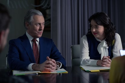 Alan Cumming y Sarah Steele, en una imagen de la sexta temporada de 'The Good Fight'.