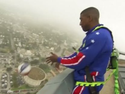 Un jugador de los Harlem Globetrotters encesta desde el tejado de un rascacielos de Texas