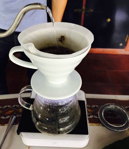 PREPARANDO EL CAFÉ EN LA V6 / CAPEL