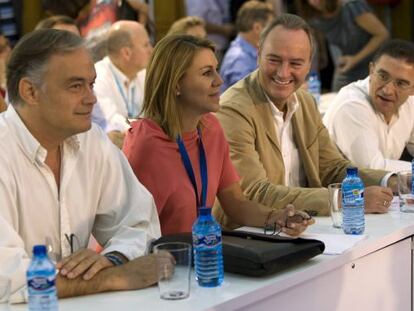 En el centro, Dolores de Cospedal, presidenta de Castilla-La Mancha, y Alberto Fabra, presidente de la Generalitat Valenciana.