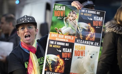 Un cartel a favor del veganismo, en una manifestación de Fridays for Future en Leeds (Reino Unido).