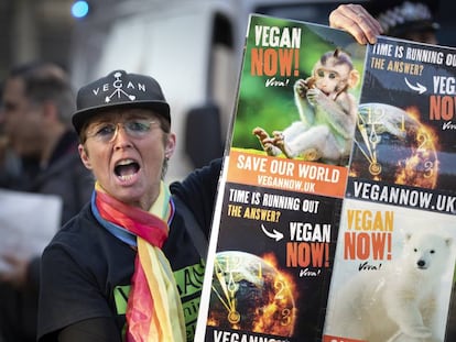 Un cartel a favor del veganismo, en una manifestación de Fridays for Future en Leeds (Reino Unido).