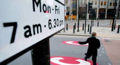 Cartel que delimita la obligación de pagar una tasa de atasco (congestion charge) en Londres.