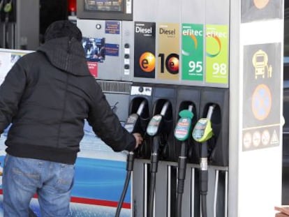 En España volvemos a pagar una de las gasolinas más caras