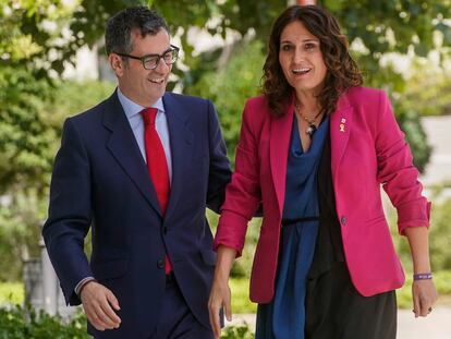 El ministro de presidencia Félix Bolaños y la 'consellera' de la presidencia de la Generalitat, Laura Vilagrà, se saludan en el Ministerio de Presidencia en La Moncloa en Madrid el pasado 22 de junio.