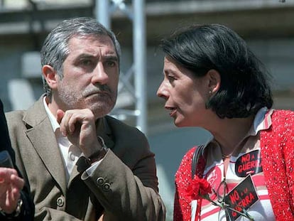 Inés Sabanés conversa con el coordinador general de IU, Gaspar Llamazares.