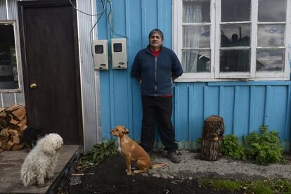 Villa Ukika es el barrio habitado por los mestizos yaganes y por Cristina Calderon, la última yagán. En la imagen, Patricio Chiguay Calderón (mestizo yagán de 53 años), carpintero y uno de los que intentan preservar la cultura ancestral.