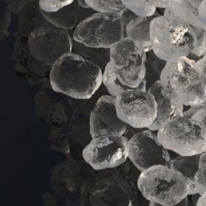 Ampliación de los cristales de hielo que componen el muñeco de nieve. Se aprecia la enorme irregularidad de su forma.