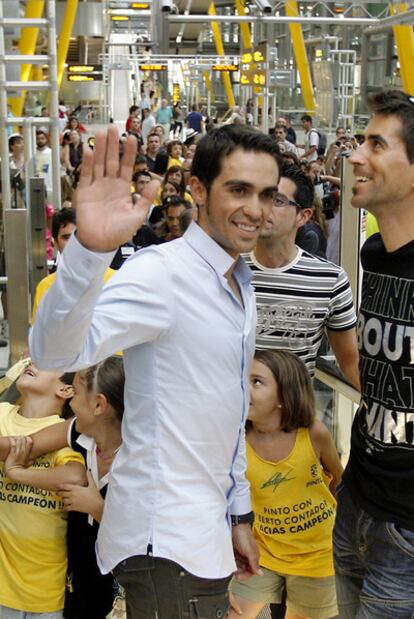 Alberto Contador, en el aeropuerto de Barajas.