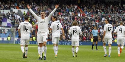 Cristiano Ronaldo, junto a algunos compa&ntilde;eros en una imagen de 2013.